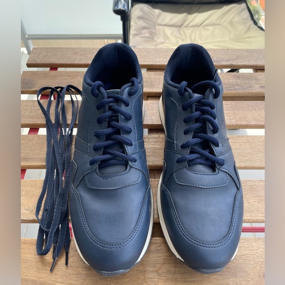 Men Navy Sneakers-Shoes in very good condition - Picture 3 of 7